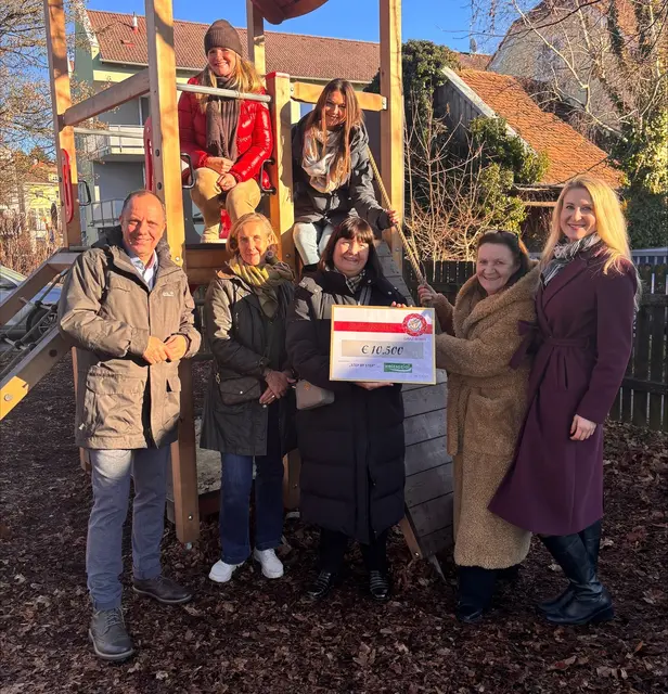Bürgermeister Christoph Stark, Gerlinde Galler-Fischill,  Barbara Winkler, Julia Inderster, Eva Märzendorfer-Chen, Brigitte Messner und Kristin Orthacker bei der Einweihung des Spielplatzes. (v. l.) | Foto: SI Club Graz Rubin