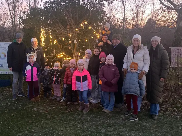 Haderswörth: Manfred Bürger, GR Maria Kornhofer, GR Martin Karnthaler, Bgm. Bernhard Karnthaler, Alexandra Aflenzer, Kerstin Nesner mit den Kindern, die Kekse bei Fam. Kornhofer gebacken haben und danach Weihnachtsdeko aus Vogelfutter gebastelt haben. | Foto: Marktgemeinde Lanzenkirchen/VP