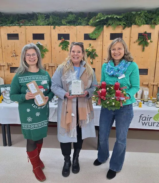 Helga Hanreich (fairwurzelt), Barbara Egerer-Hold (BMin von Neidling) und Barbara Seyrl (fairwurzelt) beim Andventmarkt. | Foto:  fairwurzelt