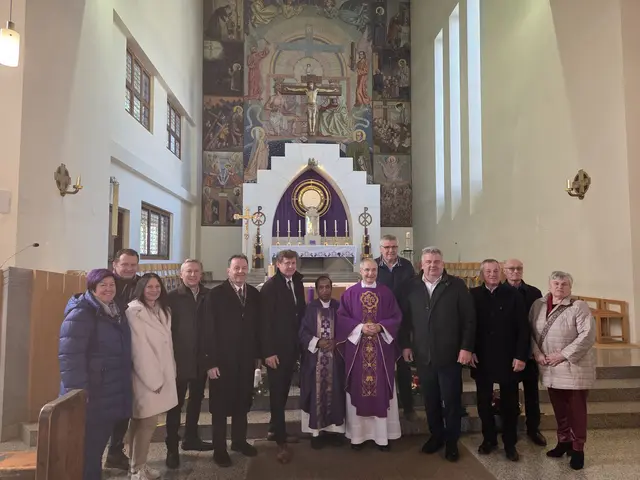 Gruppenfoto in Kirche: Vbgm. Christina Köppel, Bgm. Martin Karall, Bgm. Doris Birner, Reinhard Brandlhofer, LK-Präsident Niki Berlakovich, Bgm. Johann Heisz, Pfarrer P. Deiva, Generalvikar Michael Wüger, Matthias Leitgeb, Bgm. Hannes Igler, Bgm. Anton Wiedenhofer, Johann Eichberger und Maria Grötschl | Foto: Leitgeb