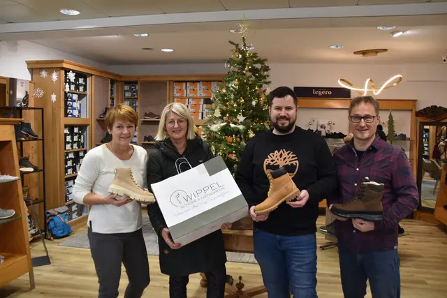 Ein Schuhkauf vor Weihnachten in Scheibbs: Kundin Sigrid Stockinger (2.v.l.) mit Benjamin Wippel-Fasching (2.v.r.) und seinen Mitarbeitern | Foto: Roland Mayr/MeinBezirk Scheibbs