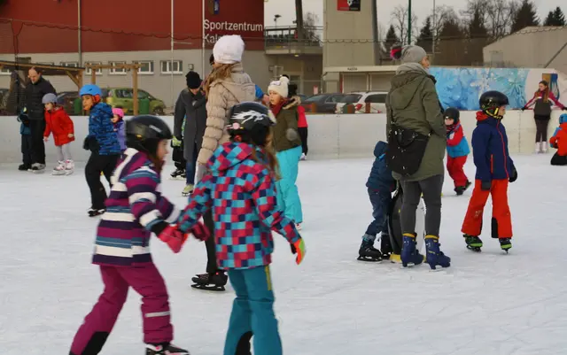Der Eislaufplatz in Kalsdorf hat wieder geöffnet. Es gibt auch einen Schlittschuhverleih.  | Foto: Edith Ertl