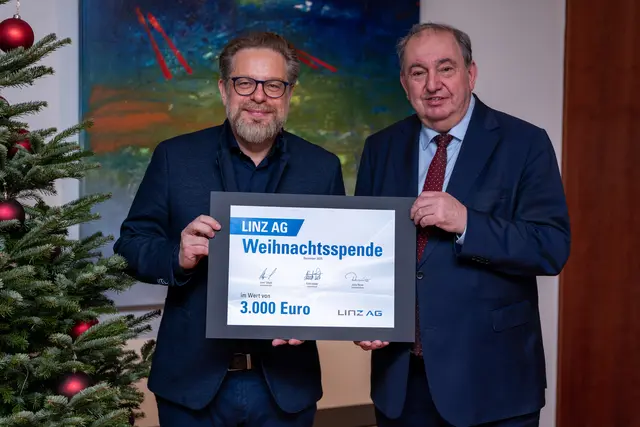 Linz AG-Generaldirektor Erich Haider übergab den symbolischen Spendenscheck über 3.000 Euro an MeinBezirk OÖ-Geschäftsführer Thomas Reiter (l.). | Foto: MeinBezirk/Thomas Siegl