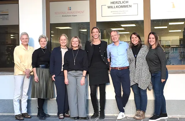 Das Team des Regionalmanagement Kitzbüheler Alpen, des Standortmarketings Hohe Salve
- Wildschönau, des Freiwilligenzentrums Kitzbüheler Alpen und der Klima- und Energiemodellregion Hohe Salve. | Foto: Regio Kitz Alpen