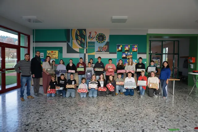 Die Mittelschule Krottendorf mit Direktorin Renate Ofner-Rucker (r.) machte gerne mit. | Foto: Round Table 44 Lipizzanerheimat