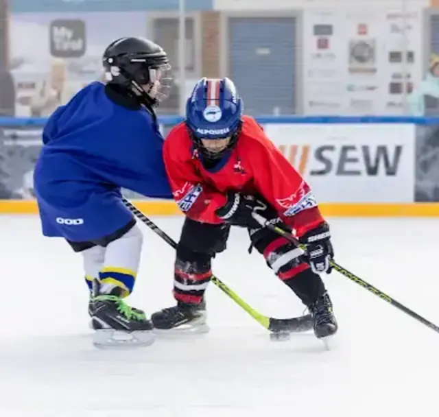 Die U9 Spieler mit guter Puck-Kontrolle | Foto: Yael Benedik