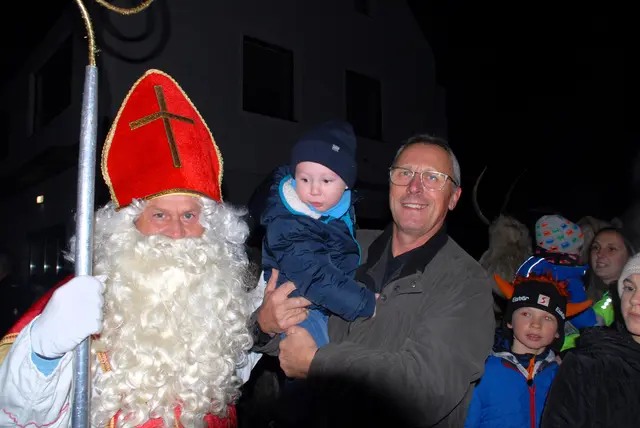 Krampusse und Nikolaus zeigten sich von der ruhigen Art in Pöllau bei  Gleisdorf.