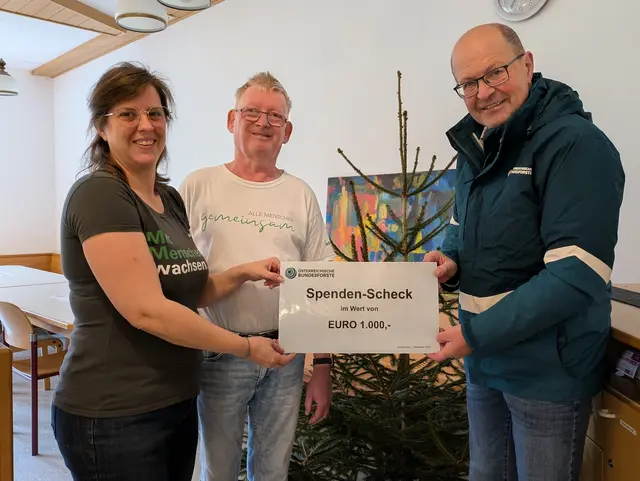 Barbara Dammerer, Leiterin der Lebenshilfe-Werkstätte in Großraming (links), Haussprecher Bernhard Huber (mitte) und Hans Kammleitner, Leiter des Nationalparkbetriebes Kalkalpen der Bundesforste. | Foto: Österreichische Bundesforste
