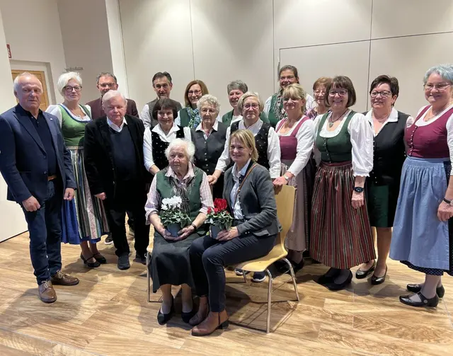 Gemeinsam stimmten sich die Mitglieder der Frauenbewegung Heimschuh auf die Vorweihnachtszeit ein. | Foto: Frauenbewegung