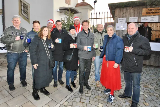 Ob am Christkindlmarkt (wie hier auf diesem Bild) oder in den Geschäften im Ort - in Katzelsdorf gibt es viele Möglichkeiten, das Passende zu finden. | Foto: Sascha Trimmel