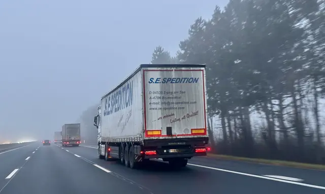 Der Schwerverkehr ist im Winter besonders gefordert. Wer keine Schneeketten mitführt, wird zur Kasse gebeten. | Foto: Santrucek