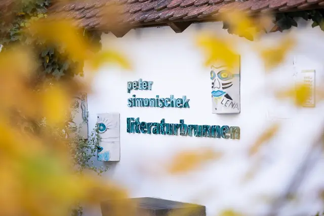 Der „Peter-Simonischek-Literaturbrunnen“ | Foto: Marktgemeinde Markt Hartmannsdorf
