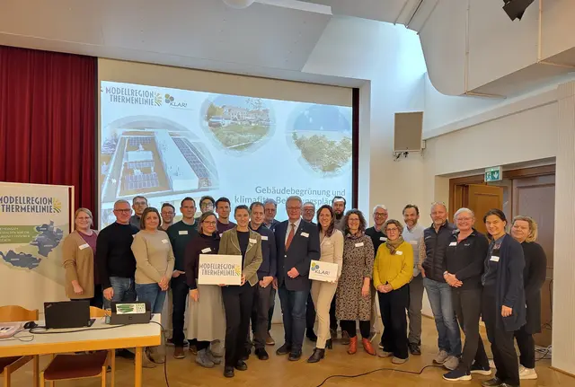 Gemeindevertreterinnen und -vertreter aus der Modellregion Thermenlinie mit Obmann Christoph Kainz, Geschäftsführerin Louisa Schauer sowie Vertreterinnen und Vertretern von GRÜNSTATTGRAU, „Natur im Garten“, Energie- und Umweltagentur, Landschaftsarchitektur 3:0 und Raumplanungsbüro raumundplan. | Foto: Modellregion Thermenlinie