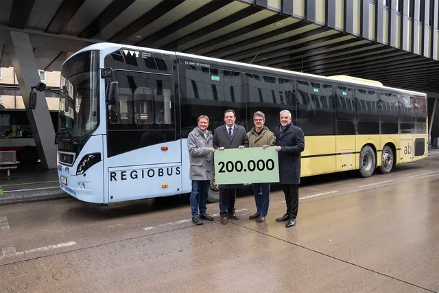 IVB-Geschäftsführer Ekkehard Allinger-Csollich, Mobilitätslandesrat René Zumtobel, VVT-Geschäftsführer Alexander Jug und ÖBB-Regionalmanager Werner Dilitz (v.l.) peilen fürs nächste Jahr 200.000 Stammkunden an. | Foto: VVT/Birgit Pichler