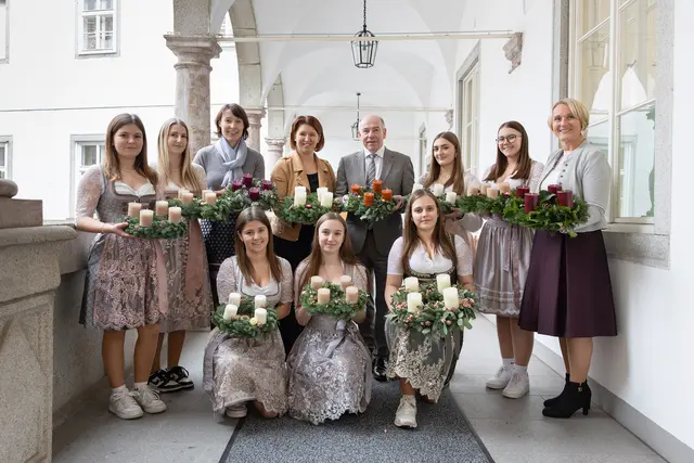 Agrar-Landesrätin Michaela Langer-Weninger und Landtagspräsident Max Hiegelsberger (hinten Mitte) begrüßten die „Adventfeen“ aus der LWBFS Andorf und deren Direktorin Sonja Gimplinger (rechts). | Foto: Land OÖ/Margot Haag