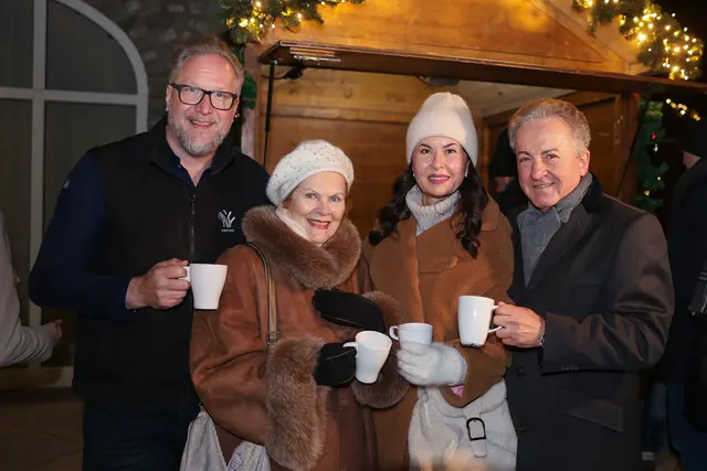 Promi-Punschtrinken zugunsten von Künstler helfen Künstlern: Oliver Hoffinger, Gabriele Jacoby, Zoryana Kushpler, Kurt Faist. | Foto: Rene Brunhölzl