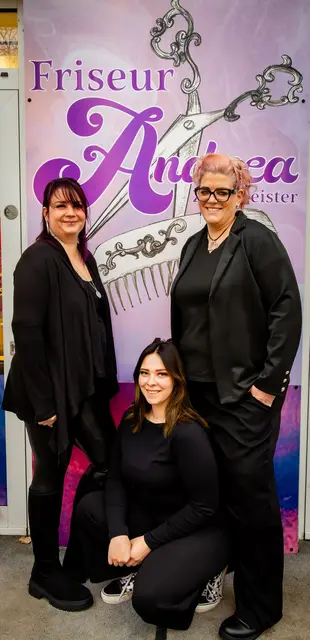 Andrea Zechmeister (li) mit Filialleiterin Pamela (re)  | Foto: Friseur Zechmeister