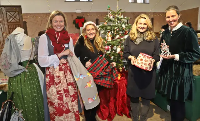 Organisatorin Christine Habsburg Lothringen mit Ausstellerinnen. | Foto: Hörmandinger