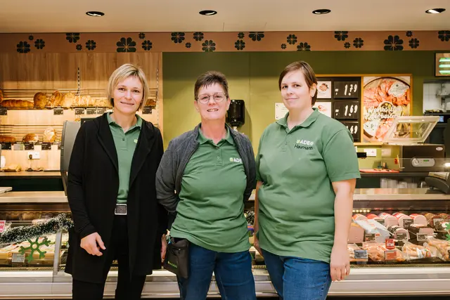 Gisela Haumann und ihr Team setzen sich nicht nur für die lokale Nahversorgung ein, sondern auch gegen Lebensmittelverschwendung. | Foto: REWE Großhandel GmbH/Leonardo Ramirez Photography