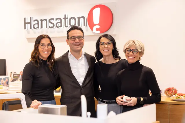 v.l.n.r. Maria Kreuzsaler, Hörakustik-Meisterin, Thomas Perissutti, Hansaton-Geschäftsführer, Sabine Kreuzsaler, Hörakustik-Meisterin und Fachgeschäftsleiterin und Martina Grünwald, Hörakustikerin.   | Foto: Foto Oczlon