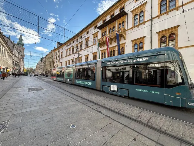 Bereits seit November fährt eine Straßenbahn durch Graz, die Lust auf den Wörthersee macht. | Foto: Tourismus Wörthersee/Rosental