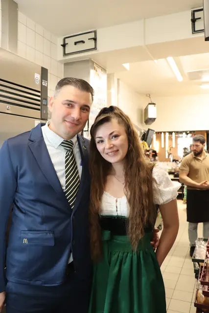 Die Mitarbeiter Bircu Alexandru mit Vitalina Shevchenko freuen sich auf zahlreiche Besucherinnen und Besucher. | Foto: Kendlbacher