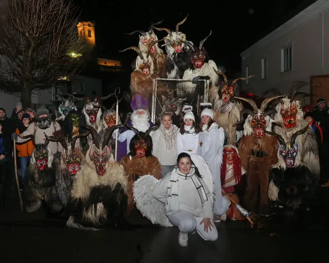 Die „Spitzberger Schiachperchten“ haben einheitliche Masken.  | Foto: Helmut Klein