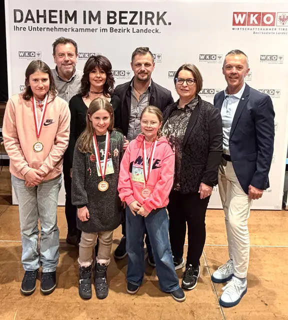 Die glücklichen Gewinner mit Vertretern der Wirtschaftskammer Landeck. | Foto: WK Landeck