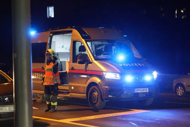 Komplett demoliert: Ein Audi und ein BMW stoßen auf einer Kreuzung auf der Salzburgerstraße in Wels zusammen. | Foto: laumat.at