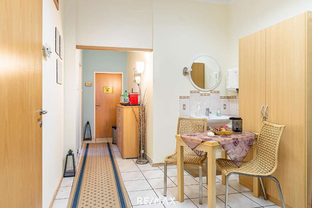 Die freundlich hellen Räumlichkeiten sorgen für einen hohen Wohlfühlfaktor bei den Kunden.  | Foto: Elfis Massage- und Energetikinstitut