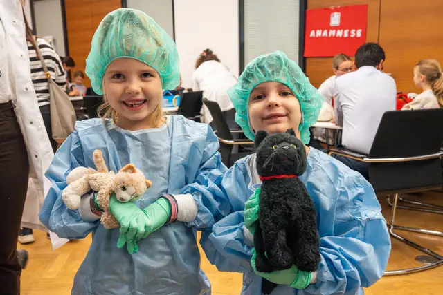 Die Kinder können ihre plüschigen Begleiter ärztlich versorgen lassen und dabei selbst eine Menge über den Spitalsbetrieb lernen. | Foto: Valentina Marinelić/MeinBezirk