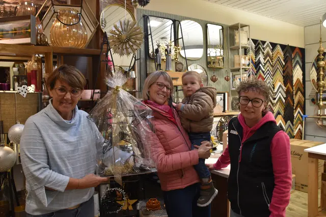 Weihnachtseinkauf in Scheibbs: Kundin Barbara Wurzer-Ramsauer (M.) mit Benedikt Wurzer bei den "RahmenDamen" Gisela Resel und Alexandra Pfeiffer | Foto: Roland Mayr/MeinBezirk Scheibbs
