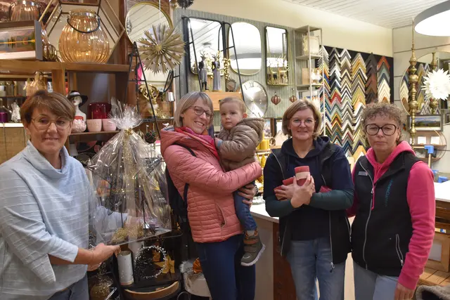 Weihnachtseinkauf in Scheibbs: Kundin Barbara Wurzer-Ramsauer (2.v.l.) mit Benedikt Wurzer bei den "RahmenDamen" Gisela Resel, Monika Hörhan und Alexandra Pfeiffer | Foto: Roland Mayr/MeinBezirk Scheibbs