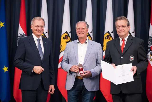 Landeshauptmann Thomas Stelzer (l.) ehrte Manfred Dittrich (Mitte) für 75 Blutspenden. | Foto: Land Oberösterreich