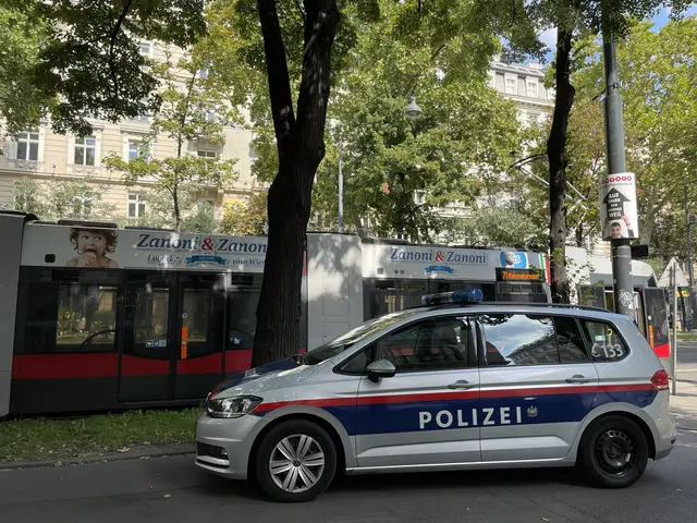 Nachdem sie eine Bim verlassen hatte, soll eine 39-Jährige eine Glasflasche auf einen Streifenwagen geworfen haben. (Archivbild) | Foto: Antonio Šećerović/RMW