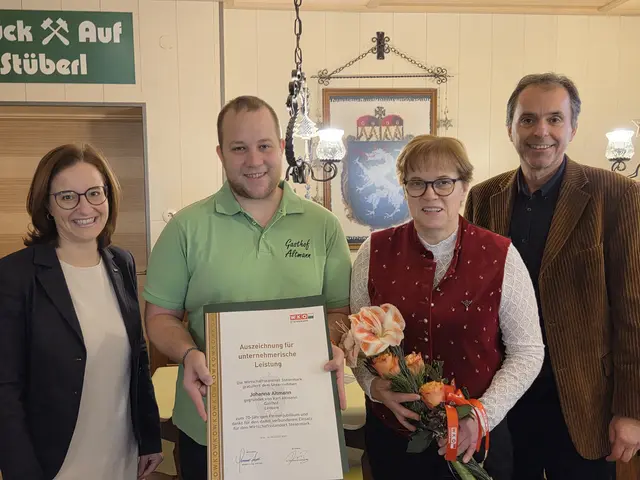 Anlässlich des 70-jährigen Jubiläums des Gasthofs Altmann wurde eine Ehrenurkunde überreicht. Im Bild (v.l.): Astrid Baumann, Thomas Altmann, Johanna Altmann, Alexander Sumnitsch. | Foto: WKO Leoben