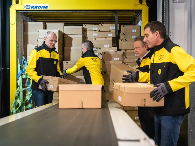 Gemeinsam mit Post-Generaldirekor Walter Oblin (l.) und seinem Stellvertreter Peter Umundum (r.) wurden Pakete verteilt. | Foto: Österreichische Post AG