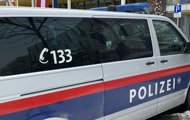 Die Täter schlugen auf den 17-Jährigen ein und forderten ihn wild gestikulierend auf, Bargeld und sein Mobiltelefon herauszugeben (Symbolfoto) | Foto: MeinBezirk.at