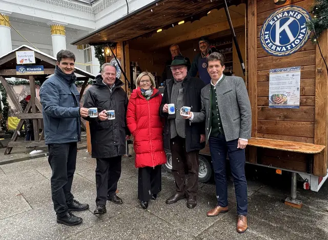 Stadtrat Martin Schott, Kiwanis-Club Präsident Horst W. Kuprian, Bürgermeisterin Ines Schiller, Baumeister Josef Zeppetzauer und Tourismusdirektor Frank Jost bei der offiziellen Eröffnung in Bad Ischl. | Foto: Kiwanis Club Bad Ischl