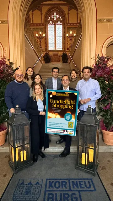 Verein Stadtmarketing Korneuburg Hand in Hand: Politik und Wirtschaft rückten beim Candlelight Shopping eng zusammen.  | Foto: Stadtgemeinde Korneuburg