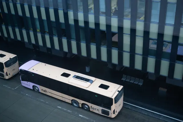 Auch die klassischen Fahrplan-Druckfolder werden eingestellt, wodurch der VVT jährlich rund neun Tonnen Papier spart und gleichzeitig Druckkosten verringert. | Foto: VVT/Birgit Pichler