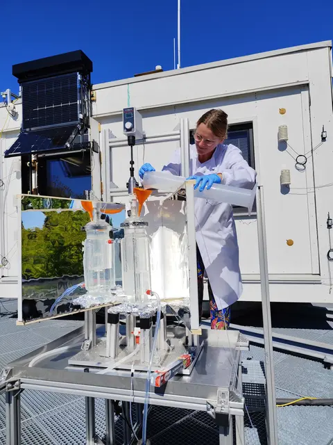 AEE INTEC erforscht neue Wege, um Wasserstoff oder andere Chemikalien direkt mit Sonnenlicht herzustellen. | Foto: AEE INTEC