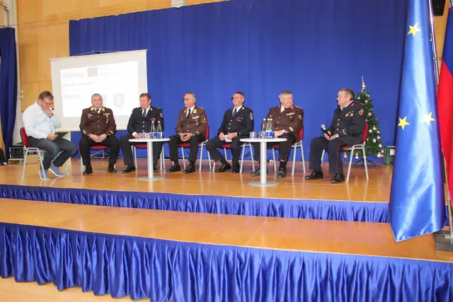 Am Podium teilten steirische und slowenische Feuerwehrveteranen ihre Erinnerungen und Erfahrungen. | Foto: HLM d.V. Karl Lenz, FF Dirnbach
