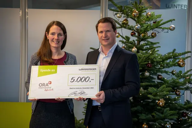 ORA-Geschäftsführerin Katharina Mantler freut sich mit Wintersteiger CEO Pierre Bilgeri über die Weihnachtsspende in Höhe von 5.000 Euro.  | Foto: Wintersteiger