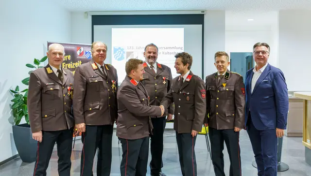 Übergabe des Kommandos an den neuen Stellvertreter (v.l.n.r.: Bezirkskassier BV Hannes Eberharter, AK ABI Reinhard Haun, Alt-Kommandant-Stellvertreter BI Matthias Greiderer, Kommandant OBI Christian Ortner, Kommandant-Stellvertreter BM Fabian Wildauer, Feuerwehrarzt FA Dr. Dominik Wildauer, Bgm. OBI Klaus Gasteiger) | Foto: FF Kaltenbach