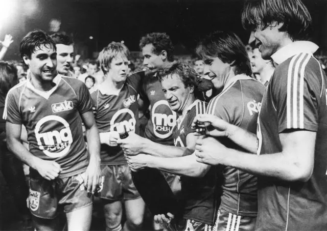 Historischer GAK-Erfolg: Roter Jubel über den Cup-Gewinn 1981 im "klassischen" Ringschuh-Trikot von Adidas | Foto: Votava/brandstaetter images/picturedesk.com