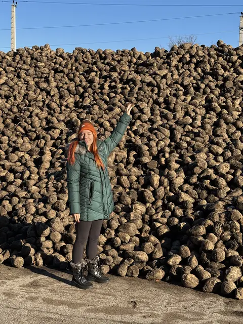 Am Rübenplatz in Zellerndorf zeigt Victoria Edlinger die Mengen an gelagerten Rüben. | Foto: Victoria Edlinger