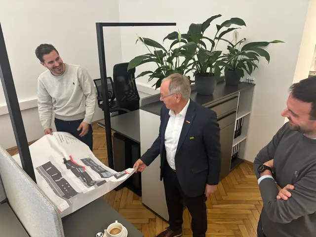 Bürgermeister Josef Ober (M.) erkundigte sich bei Sebastian Hirschmann (l.) und Peter Schadler  | Foto: MeinBezirk/Marco Url