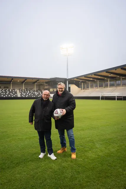 Bezirkschef Peter Jagsch und Sportstadtrat Peter Hacker (beide SPÖ) bei der Besichtigung des neuen Rasens. | Foto:  Stadt Wien / David Bohmann