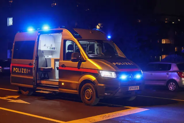 Komplett demoliert: Ein Audi und ein BMW stoßen auf einer Kreuzung auf der Salzburgerstraße in Wels zusammen. | Foto: laumat.at